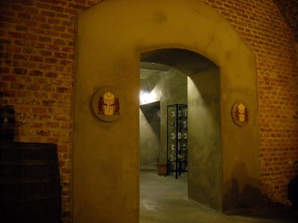 průchozí chodba v restauraci